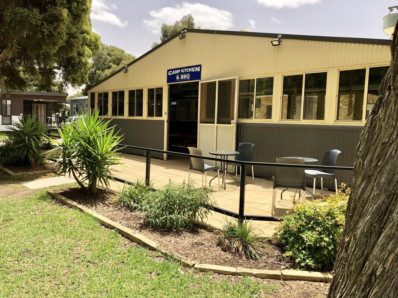 Ingenia Holidays Wagga Wagga Bagian luar foto